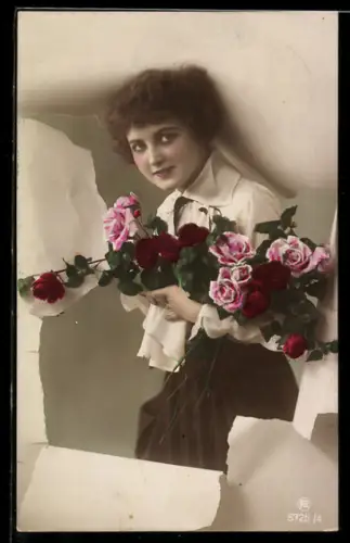 Künstler-AK Photochromie Nr. 5725/4: Junge Dame mit Rosen, durchbrochenes Papier