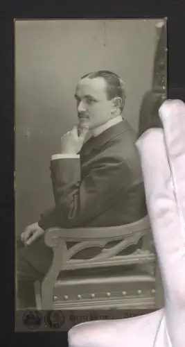 Fotografie Otto Witte, Berlin, Skalitzer Strasse 54, Eleganter Herr in nachdenklicher Pose