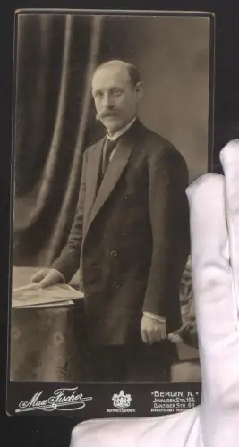 Fotografie Max Fischer, Berlin, Invalidenstrasse 164, Eleganter Herr mit Schnurrbart