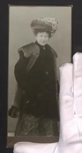 Fotografie Samson & Co, Frankfurt a. M., Elegante Dame im Pelzmantel