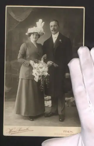 Fotografie Hans Pirnath, Wien, Währingerstrasse 106, Elegante Brautpaar mit Blumenstrauss im Atelier