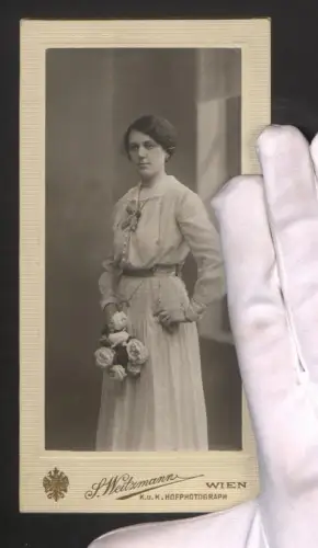 Fotografie S. Wetzhammer, Wien, Calvarienberggasse 37, Junge Dame mit Strauss aus Rosen