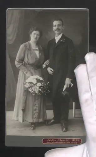 Fotografie Pirnath, Wien, Währingerstrasse 106, Junges Brautpaar mit Blumenstrauss