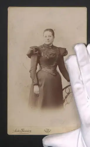 Fotografie Zaunmüller & Brunner, Wien, Gumpendorferstrasse 94, Elegante Dame in tailliertem Kleid 1898