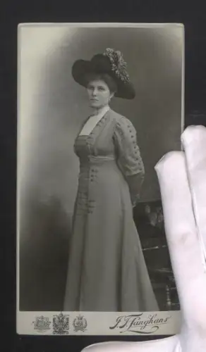 Fotografie J. F. Langhans, Prag, Wassergasse 37, Therese Fritsche mit Hut im Porträt, Dezember 1909