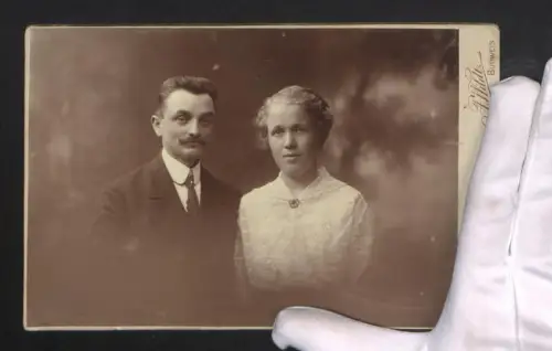 Fotografie A. Wildt, Budweis, Lobkowitzplatz 6, Elegantes junges Paar zusammen im Porträt