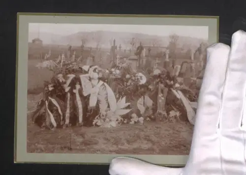 Fotografie Kränze eines Krieger-Vereins auf einem Grab, Friedhof, Dem geliebten jüngsten Bruder, Post mortem