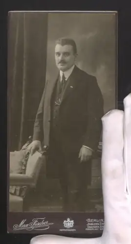 Fotografie Max Fischer, Berlin, Invalidenstrasse 164, Elegant gekleideter Herr mit Schnurrbart