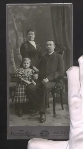 Fotografie Max Fischer, Berlin, Invalidenstrasse 164, Familie mit kleinem Kind im Atelier