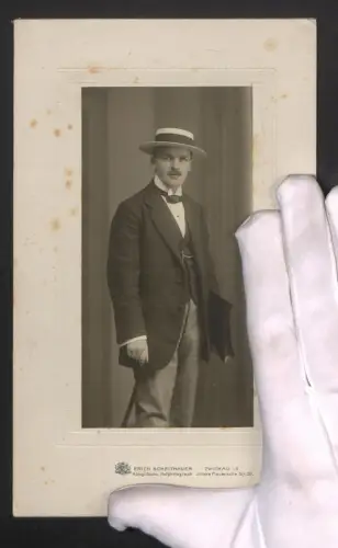 Fotografie Erich Scheithauer, Zwickau i. S., Innere Plauensche Str. 20, Junger Herr mit Gehstock und Hut