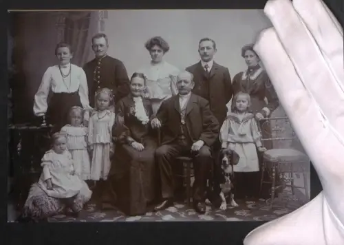 Fotografie Fritz Hacker, Annaberg, Familienfoto mit Hund und drei Kindern