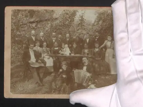 Fotografie unbekannter Fotograf und Ort, Gruppenfoto im Garten mit Akkordeon, Zither und Triangel
