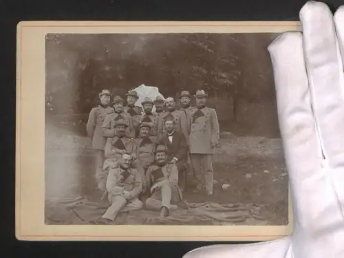 Fotografie unbekannter Fotograf und Ort, Gruppenbild von Förstern in Uniformen 1897