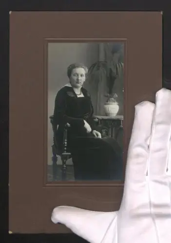 Fotografie Gebr. Lampe, Hannover, Humboldtstrasse 2, Elegante Dame posiert im Atelier