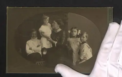 Fotografie Otto Hahn, Stendal, Breitestr. 87, Mutter im Atelier mit ihren vier Kindern