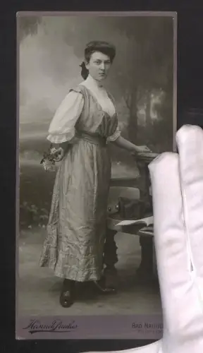 Fotografie Heinrich Paulius, Bad Nauheim, Karlstrasse, Elegante junge Frau mit Rose