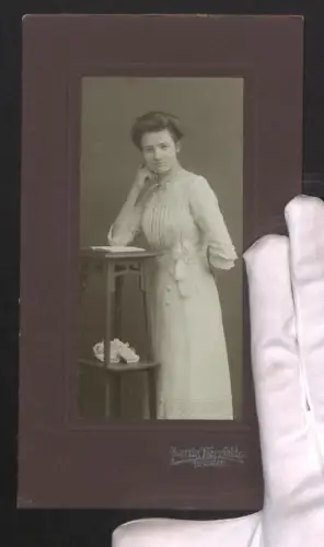 Fotografie Martin Herzfeld, Dresden, Pragerstrasse 7, Junge Frau lehnt an einem Podest