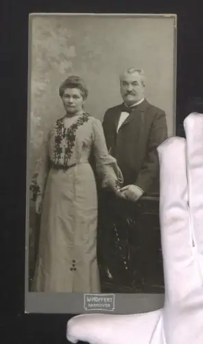 Fotografie W. Höffert, Hannover, Georgstr. 42, Älteres Paar posiert zusammen im Atelier
