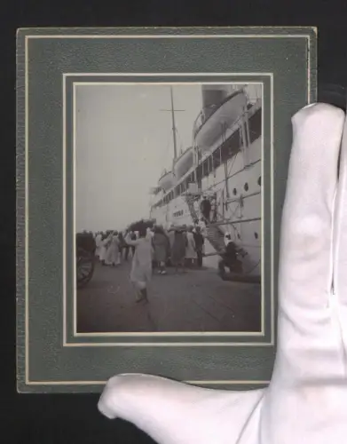 Fotografie unbekannter Fotograf, Ansicht Tunis, Arbeiter und Matrosen an einem Passagierschiff