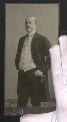 Fotografie J. Fuchs & Co, Charlottenburg, Wilmersdorferstr. 57, Dr. jun. von Braumüller im Porträt 1911