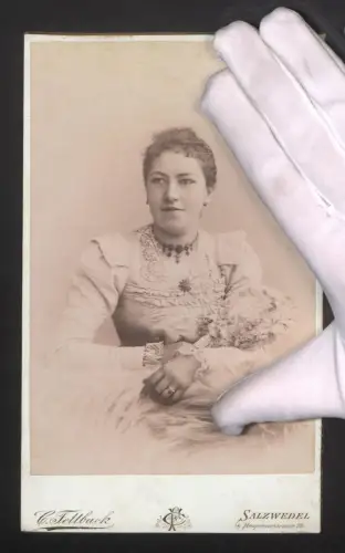 Fotografie C. Fettback, Salzwedel, Neuperverstrasse 28, Elegante Frau mit Ring und Halskette im Atelier