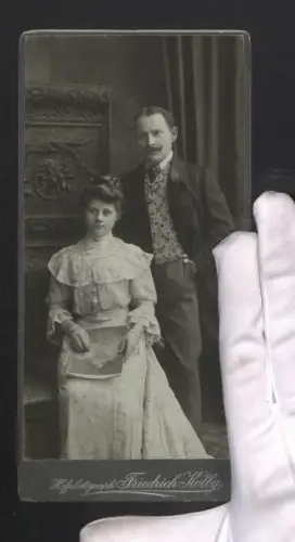 Fotografie Friedrich Kolby, Junges Paar posiert mit Porträt im Atelier