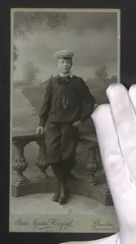 Fotografie Marting Herzfeld, Dresden, Pragerstr. 7, Junge mit Schirrmmütze im Atelier