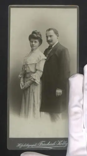 Fotografie Friedrich Kolby, Elegantes Paar posiert zusammen im Atelier