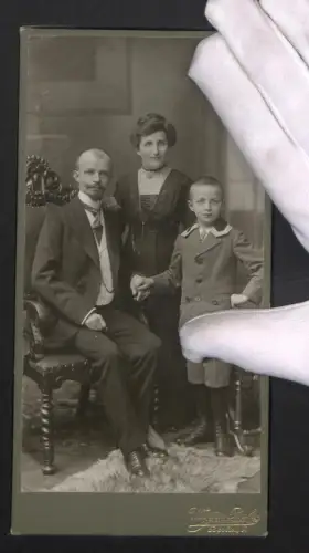 Fotografie Martin Balg, Berlin, Königsstrasse 33, Paar posiert mit ihrem Sohn im Atelier