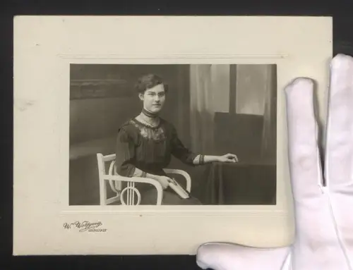 Fotografie W. Wolfgang, Grünstadt, Elegante Dame mit Brille im Atelier