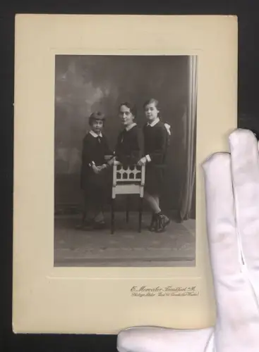Fotografie E. Mercator, Frankfurt a. M., Zeil 68, Mutter mit ihren zwei Töchtern im Atelier
