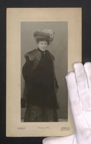 Fotografie Samson & Co., Offenbach a. M., Frankfurterstr. 11, Elegante Dame mit Hut und Pelzmantel, Grossformat 26 x 16cm