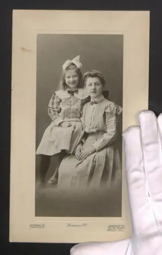 Fotografie Samson & Co., Offenbach a. M., Frankfurterstr. 11, Friedel und Marthel zusammen im Atelier, 26 x 16cm