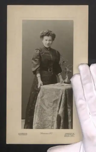 Fotografie Samson & Co., Offenbach a. M., Frankfurterstr. 11, Elegante Dame posiert an einem Tisch, Grossformat 26 x 16cm