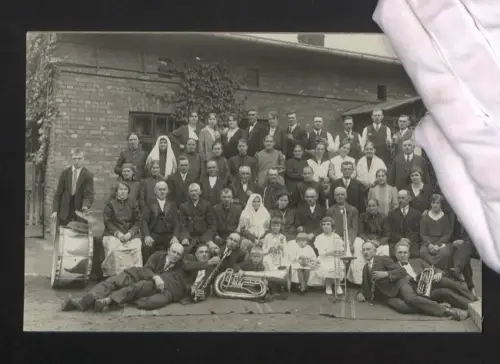 Fotografie unbekannter Fotograf und Ort, Gruppenfoto mit Musikinstrumenten vor einem Haus