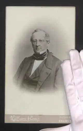 Fotografie Wolffram & Comp., Borkum, Eleganter Herr mit Brille im Porträt