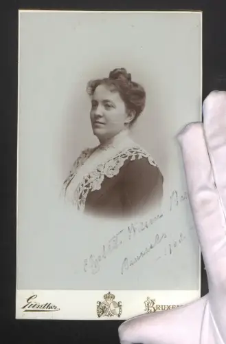 Fotografie Günther, Bruxelles, Rue Neuve 33, Elizabeth W. Bauer im Porträt 1902