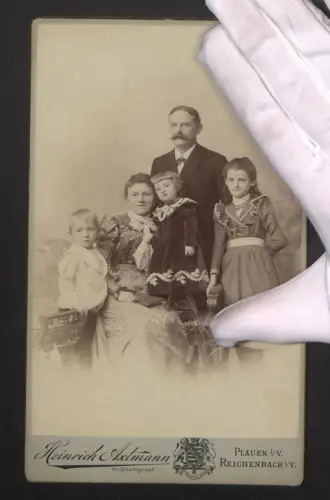 Fotografie Heinrich Axtmann, Plauen i. V., Familie mit drei Kindern im Atelier