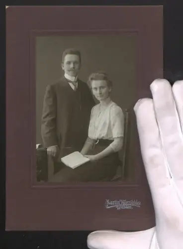 Fotografie Martin Herzfeld, Dresden, Pragerstr. 7, Elegante Paar posiert zusammen im Atelier