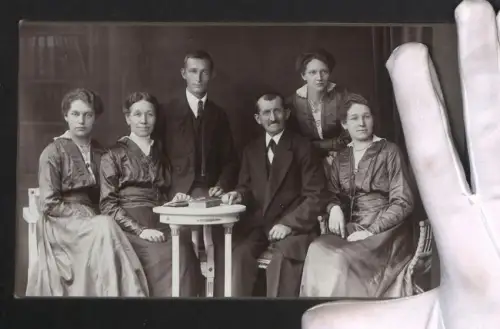 Fotografie unbekannter Fotograf und Ort, Gruppe posiert um einen Tisch versammelt im August 1918