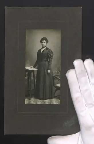 Fotografie Albert Hint, Camberwell, Church St. 68, Alwine Schmalzhof im Porträt 1908, Grossformat 25 x 16cm