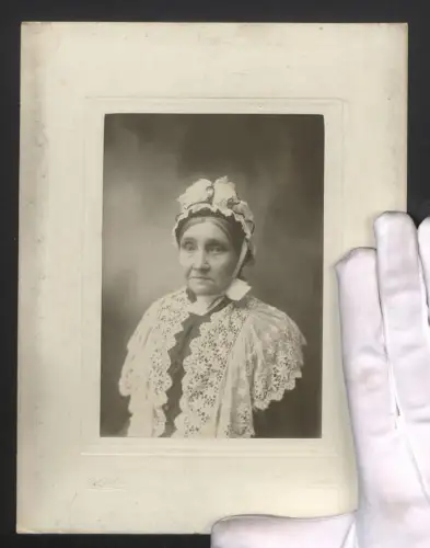 Fotografie C. A. Jackson, Middleton, Ältere Dame mit Haube im Porträt