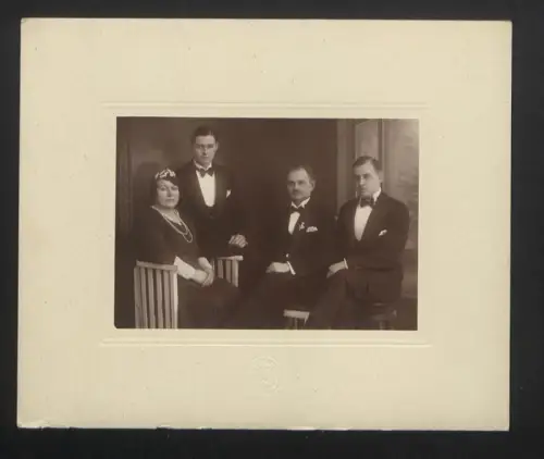 Fotografie Wilhelm Hölmer, Berlin, Paar zu ihrer Silberhochzeit 1932, Grossformat 21 x 35cm