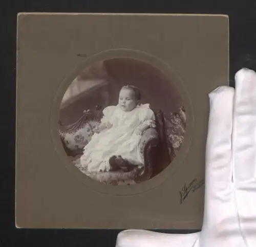 Fotografie J. Spence, Musselburgh, Bridge Street, Kleinkind auf einer Couch sitzend