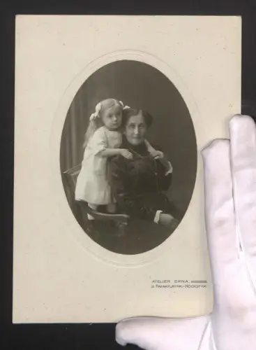 Fotografie Atelier Erna, Frankfurt a. M., Kaiserstr. 5a, Elegante Dame mit Mädchen auf einem Stuhl