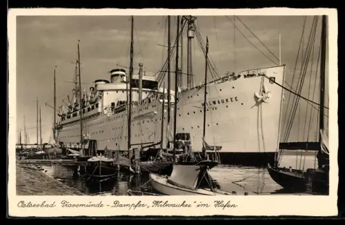 AK Passagierschiff Milwaukee im Hafen von Travemünde