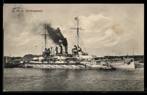 AK Linienschiff S.M.S. Ostfriesland im Hafen mit Barkasse längsseits, Kriegsschiff
