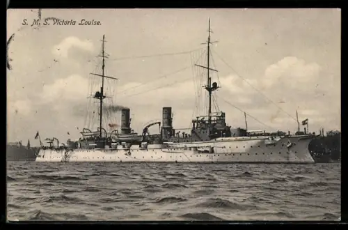 AK Kreuzer S.M.S. Victoria Louise vor dem Hafen liegend, Kriegsschiff