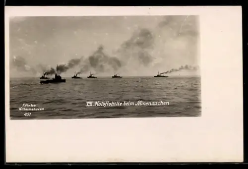 AK Minensuchboote der VIII. Halbflottille beim Minensuchen, Kriegsschiff