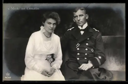 AK Kapitänleutnant Hellmuth von Mücke vom Kleinen Kreuzer Emden mit EK I 1914 und EK II 1914 mit seiner Gemahlin